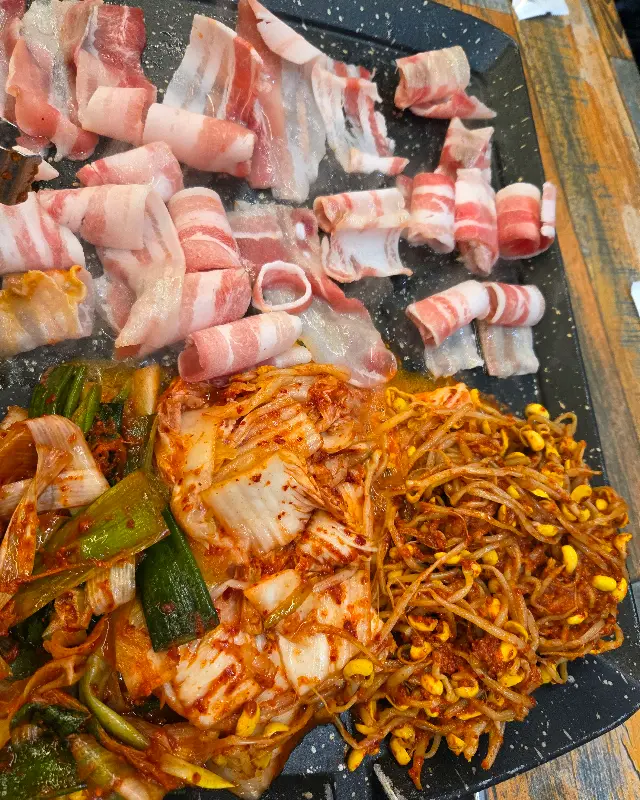 김치, 콩나물과 함께 구워지는 대패 삼겹살