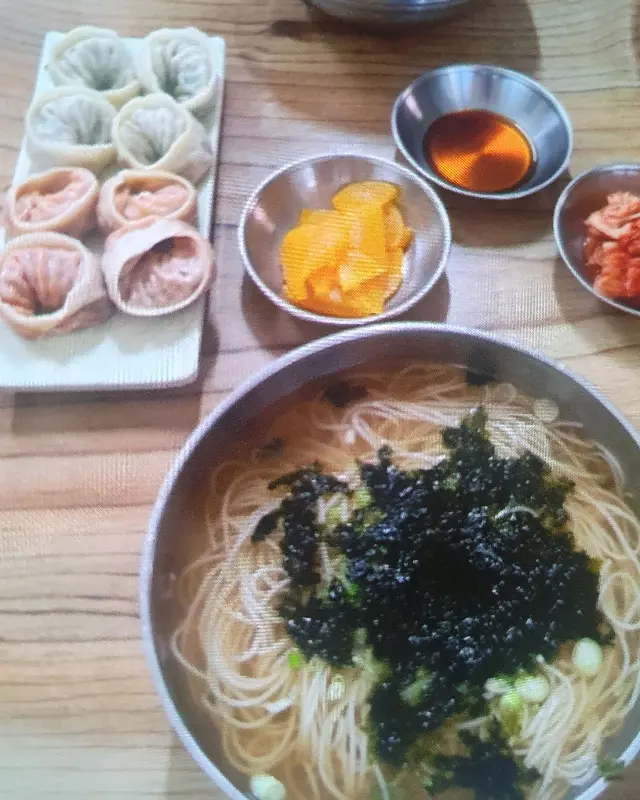 잔치국수, 김치만두