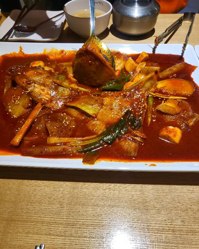 코다리 살 위에 우동사리 얹어서 한 입!