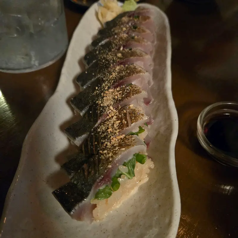 입안 가득 퍼지는 풍미, 고등어 봉초밥