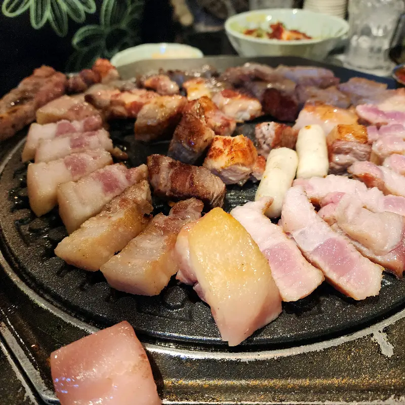 불판 위에서 익어가는 고기