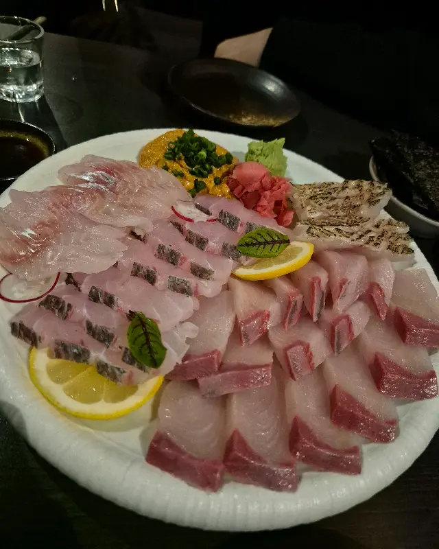 다양한 부위의 돼지방어회 모듬