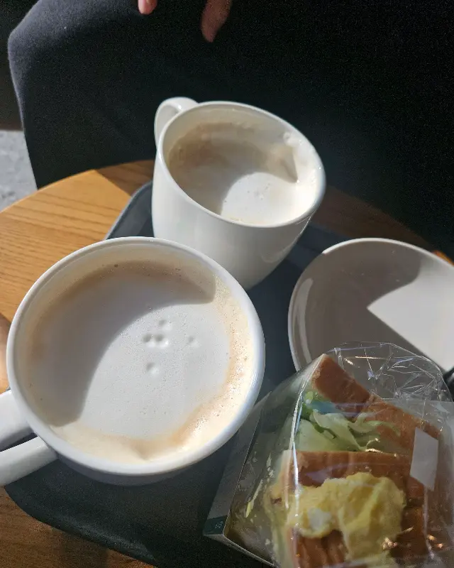 스타벅스 라떼와 샌드위치