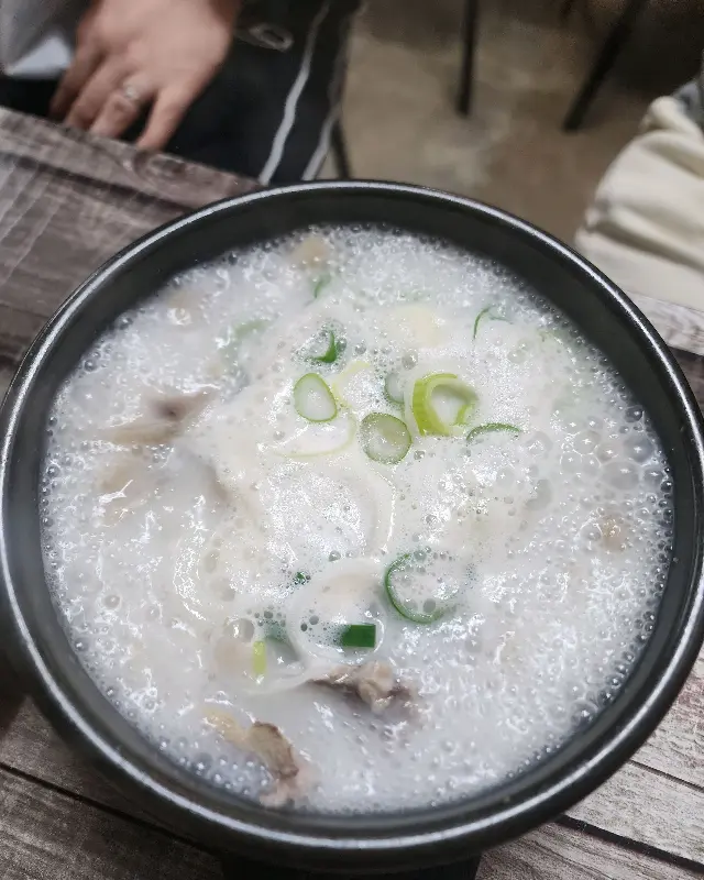 뽀얀 돼지국밥 국물