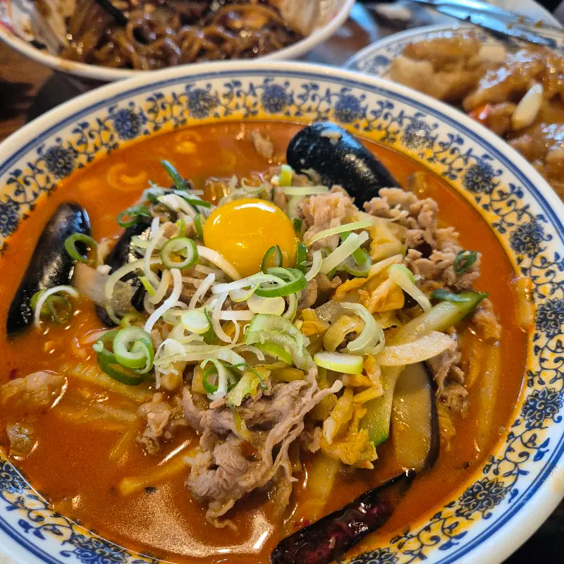 짜장면과 탕수육이 함께 놓인 테이블