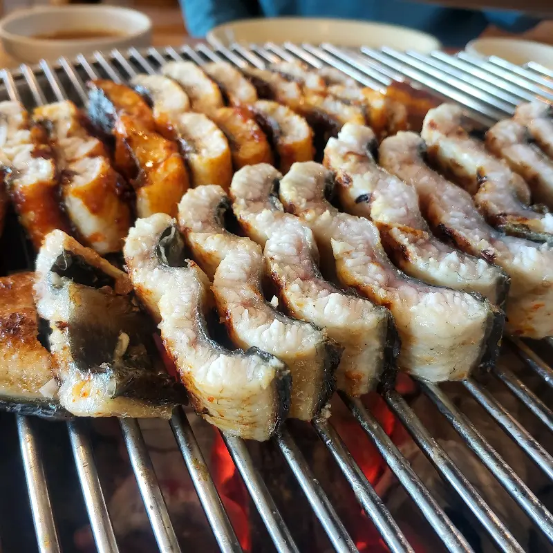 초벌되어 나온 윤기 좔좔 장어