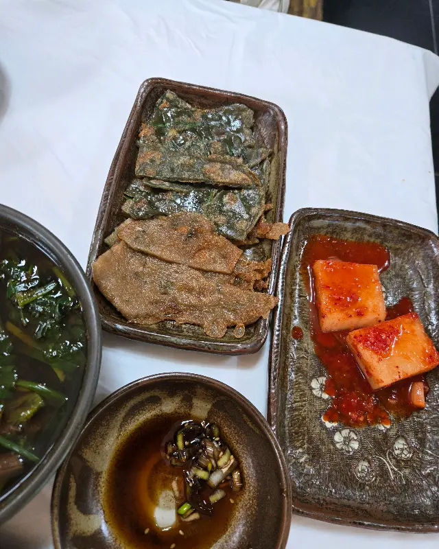 다양한 종류의 전과 반찬들이 담긴 접시