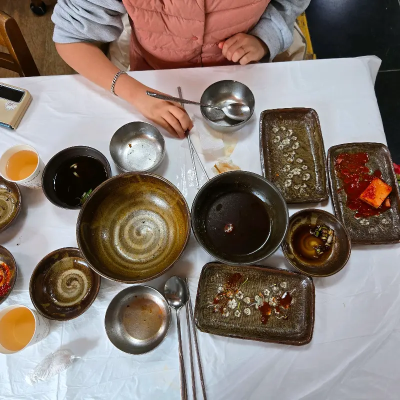 정갈하게 차려진 밥상 앞에서 식사를 준비하는 모습