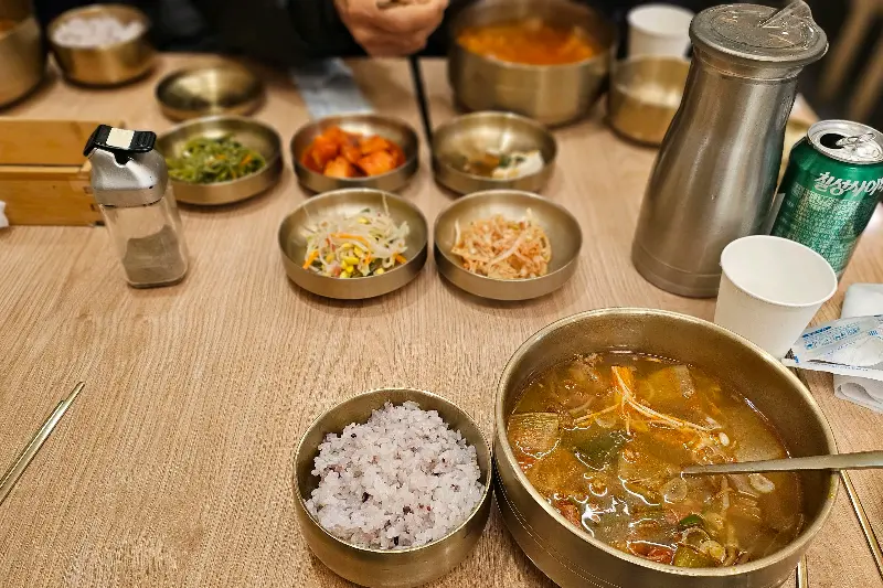 정갈한 반찬 한 상 차림