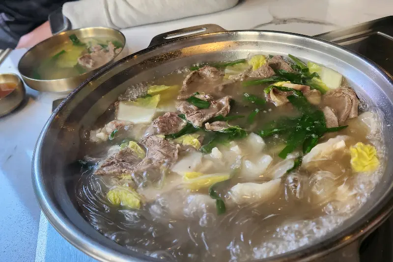보글보글 끓고 있는 육수전골의 모습이 담겨있다.