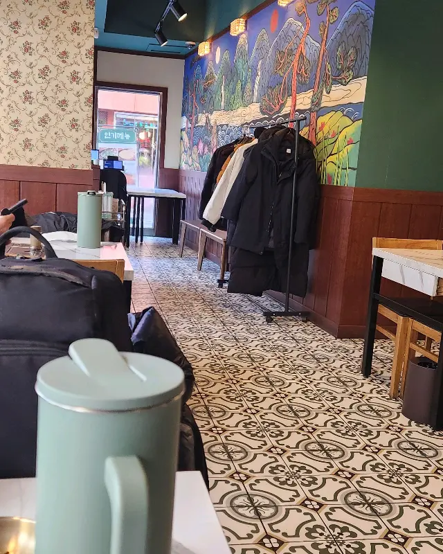 깔끔한 내부 인테리어가 돋보이는 육수정의 모습