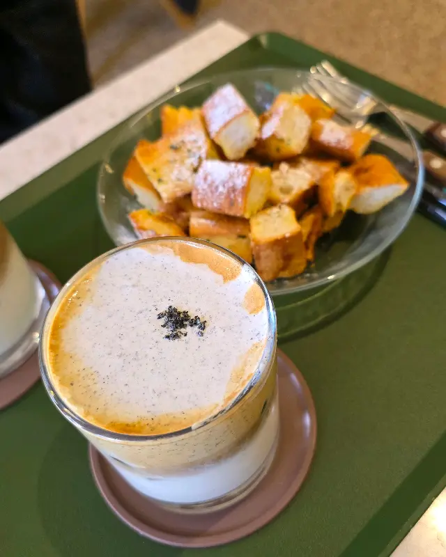 흑임자 크림 라떼