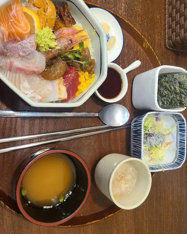 싱싱한 해산물이 가득 담긴 카이센동