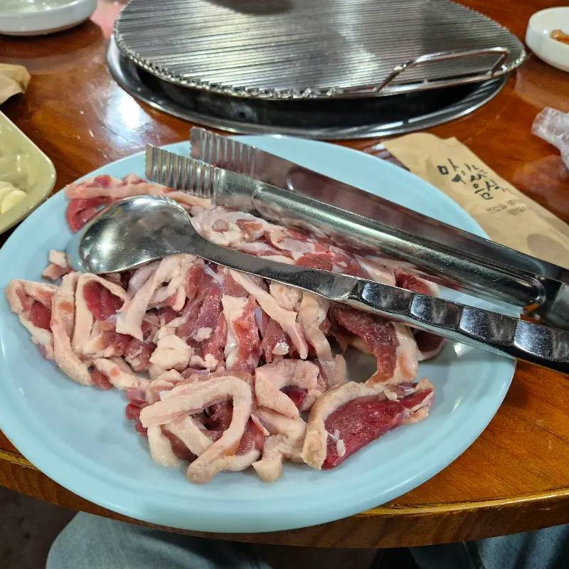 신선한 오리고기 한 상차림