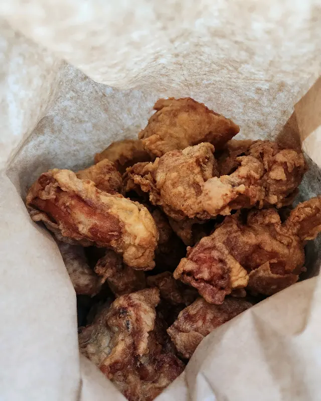 종이 봉투에 담긴 통닭