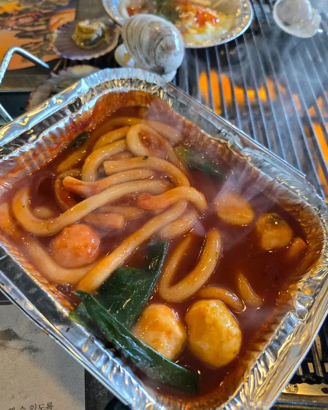 콘치즈를 올린 떡볶이
