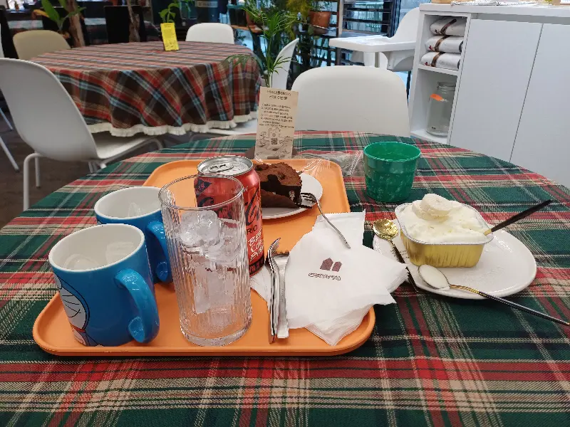 테이블 위에 놓인 샌드위치와 음료