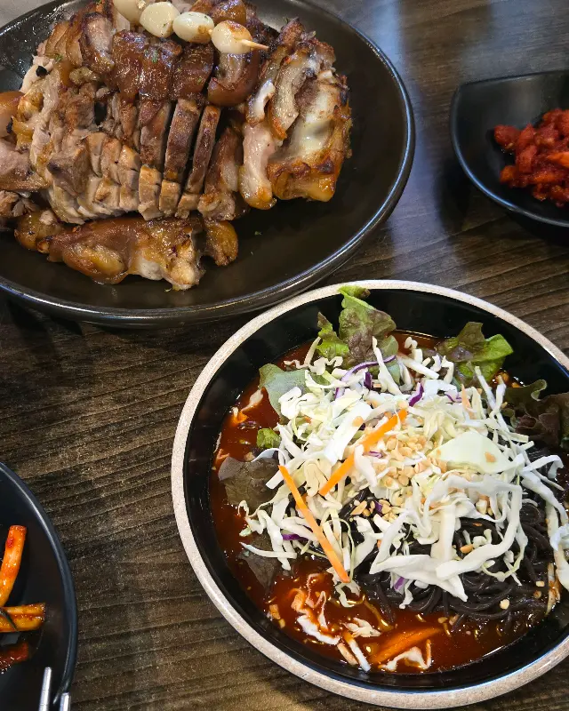 윤기가 흐르는 족발과 막국수