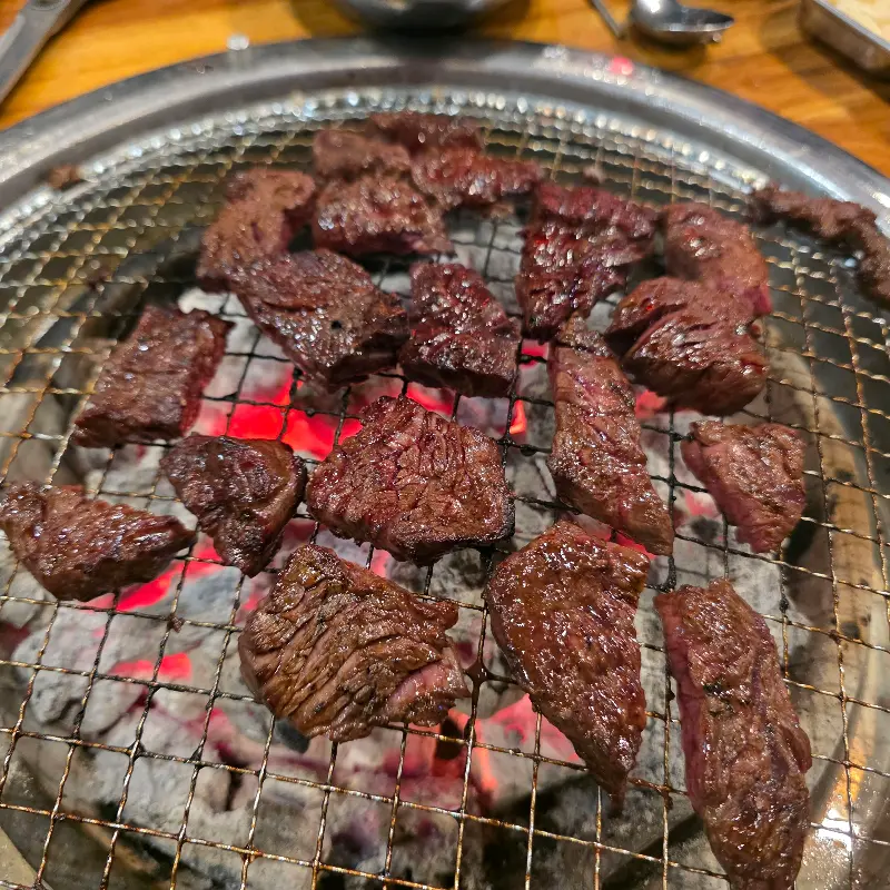 숯불 위에서 구워지는 LA갈비