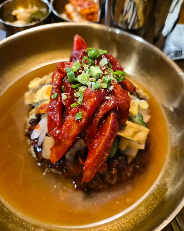 푸짐한 육전이 올려진 물비빔면