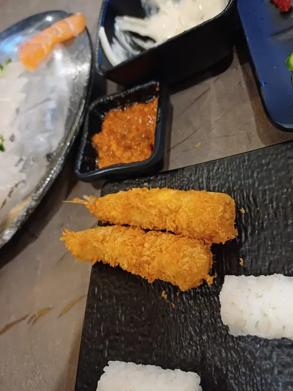 가지런히 놓인 신선한 해산물 요리