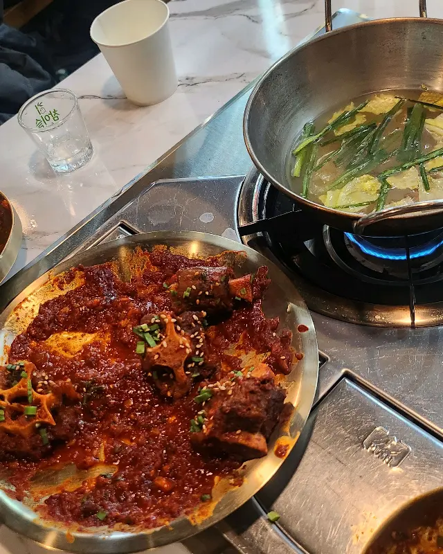 매콤한 꼬리찜과 맑은 국물이 환상적인 조화를 이루는 모습