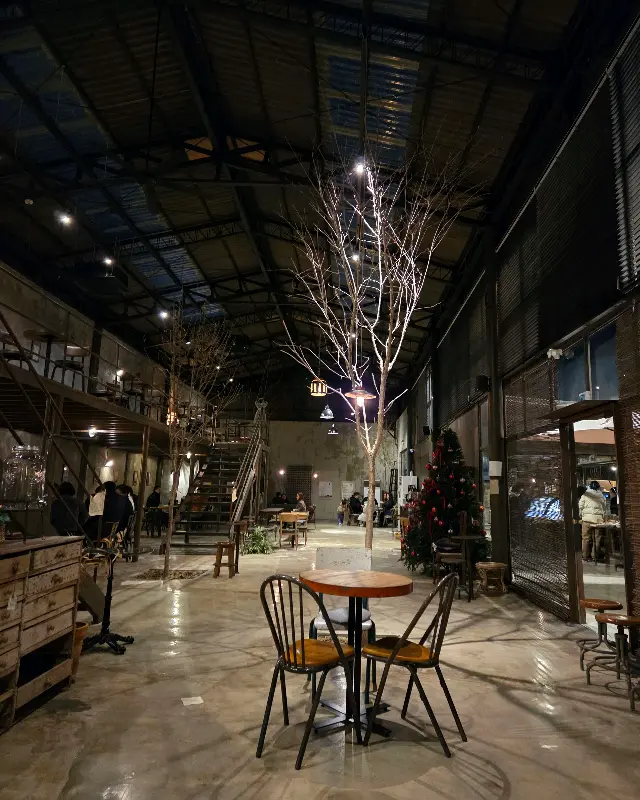 넓고 빈티지한 내부