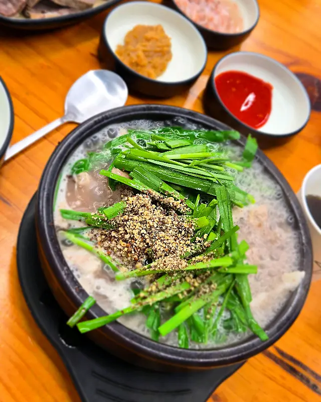 피순대 국밥의 뽀얀 국물