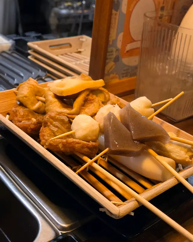 다양한 어묵이 담겨 있는 나무 트레이