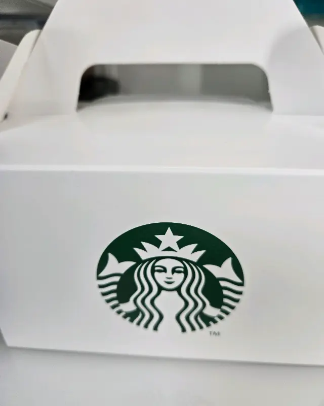 스타벅스 로고가 박힌 테이크아웃 상자