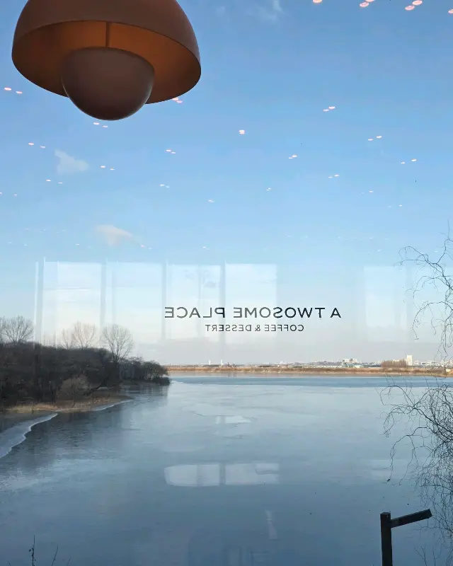 다양한 좌석이 마련된 투썸플레이스