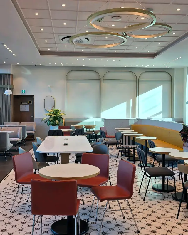 넓고 테이블 간 간격이 넓은 내부