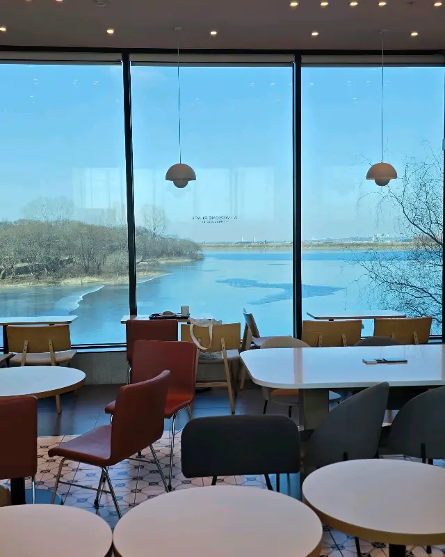 호수뷰가 보이는 투썸플레이스 내부