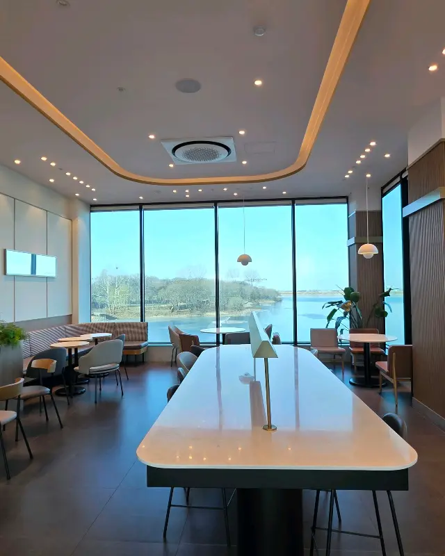 백석호수가 보이는 창가 좌석