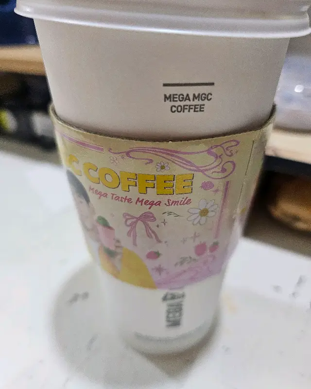 메가커피 테이크 아웃 컵