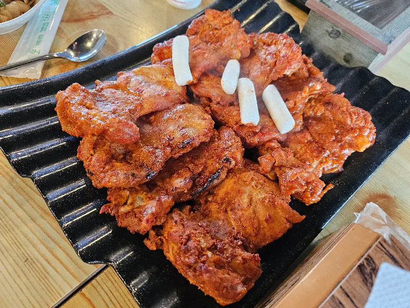 먹음직스러운 닭갈비 한 상
