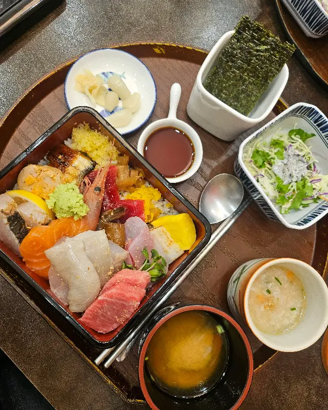 깔끔하게 비워진 카이센동 그릇