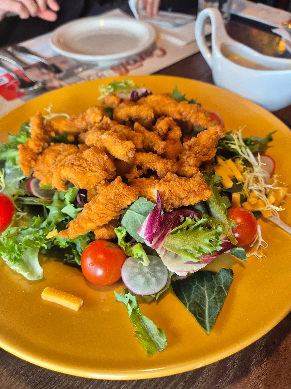 싱싱한 채소가 가득한 치킨 샐러드