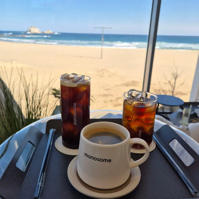 모노섬에서 바라본 자작도 해변의 아름다운 풍경과 커피