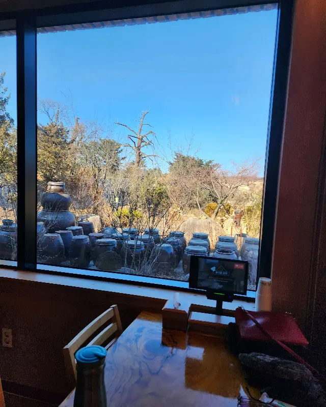 창밖으로 보이는 장독대 풍경