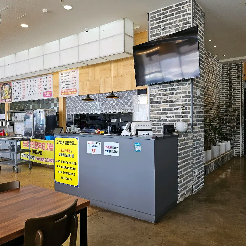 넓고 깨끗한 매장 내부