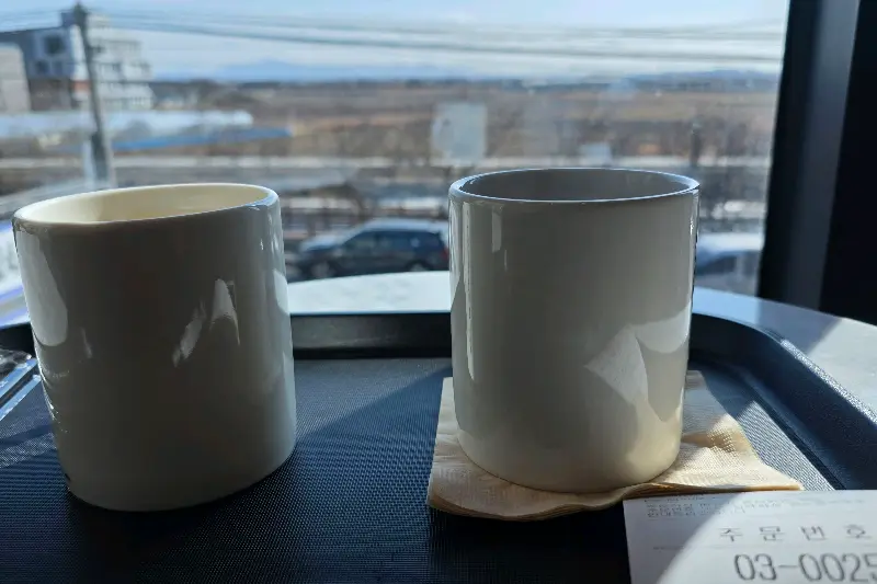 창밖 풍경과 함께 즐기는 커피