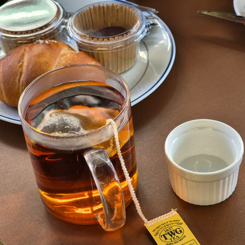 테이블 위에 놓인 디저트와 TWG 티