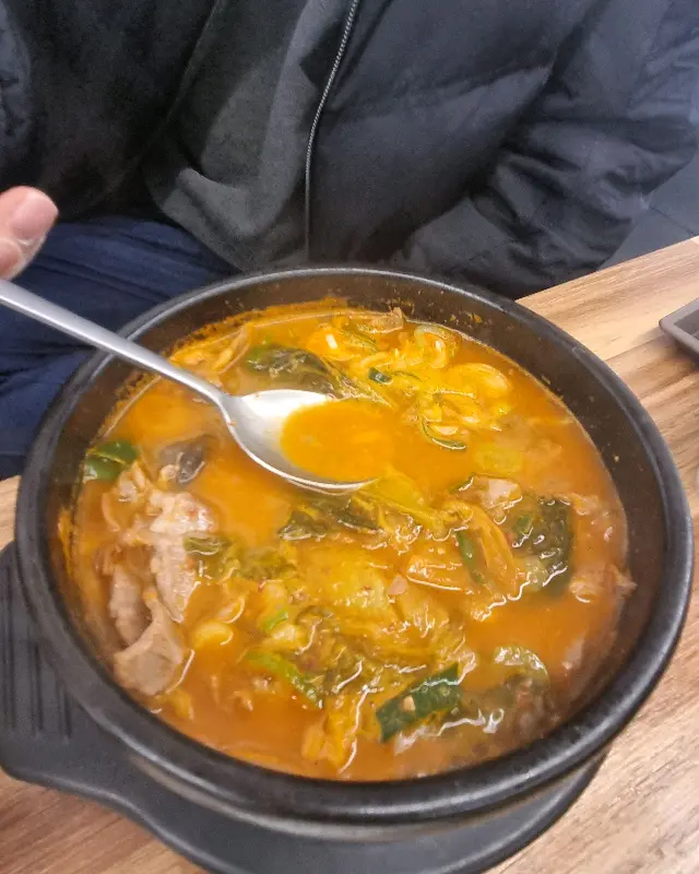 순대국 먹는 모습