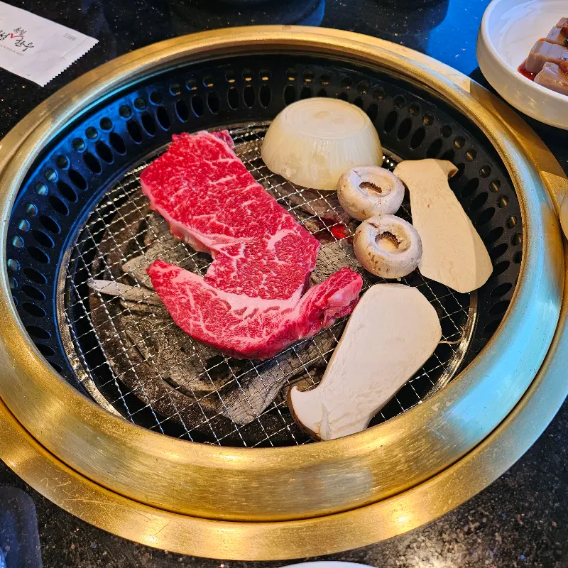 숯불 위에 구워지는 한우