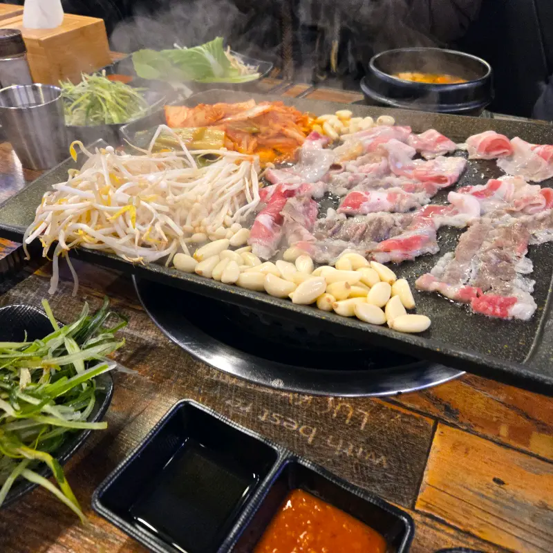 불판 위에서 익어가는 대패삼겹살