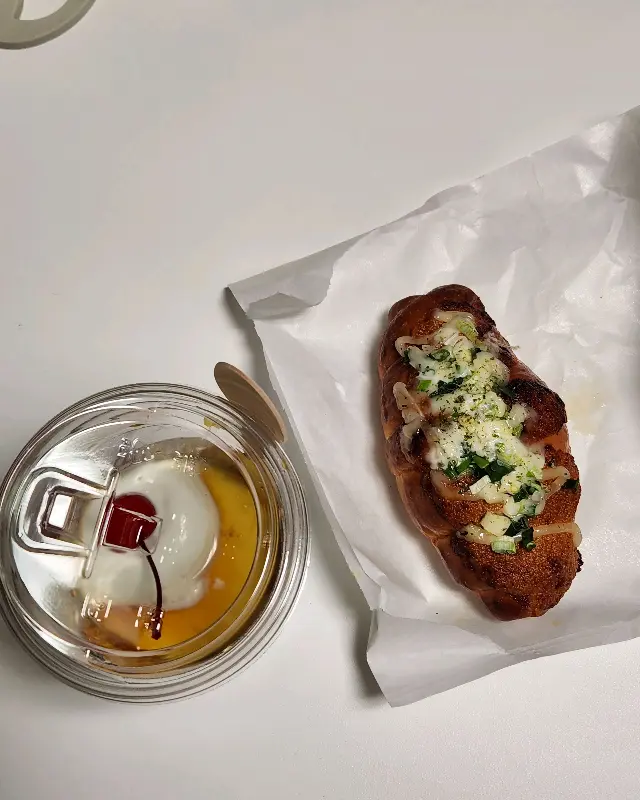 푸딩과 소금빵의 근접 사진