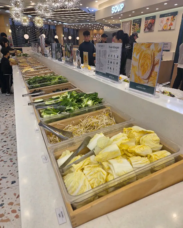 다양한 샐러드바 음식들