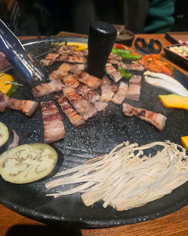 불판 위에서 익어가는 삼겹살