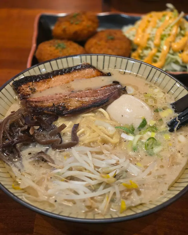 차슈와 아지타마고가 올라간 돈코츠 라멘